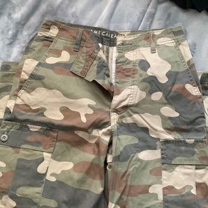 AMERICAN EAGLE camo cargo pants! Size 6.